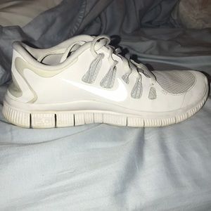 White nike Free run